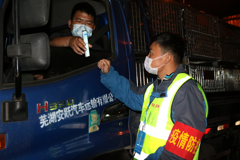 新一輪疫情發(fā)生后，安徽路橋迅速行動(dòng)，組織全體職工和勞務(wù)工人進(jìn)行全員核算檢測，筑牢疫情防控第一道防線。此外，還積極投身屬地疫情防控，踐行國企擔(dān)當(dāng)。